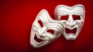 To masker.